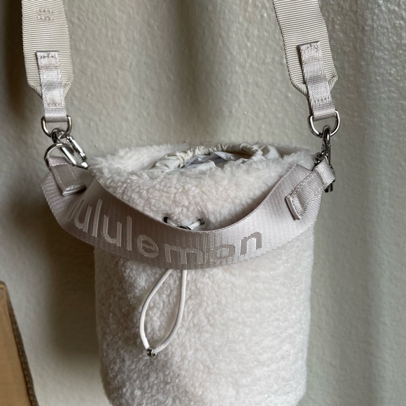 Lululemon Sherpa bucket bag - Picture 4 of 4